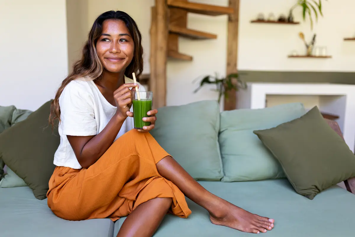 Gesund trinken – Frau mit einem grünen Getränk