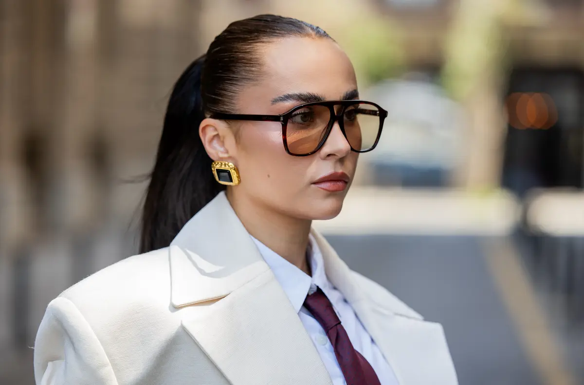 Streetstyle mit perfekt geformten Augenbrauen