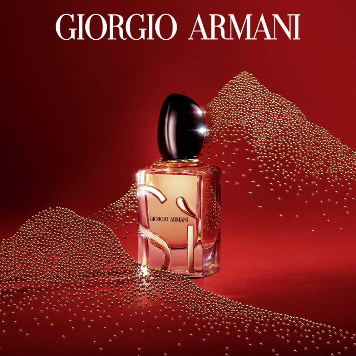 Abbildung des Sì Eau de Parfum Flakons von Giorgio Armani, auf weihnachtlich-rotem Hintergrund