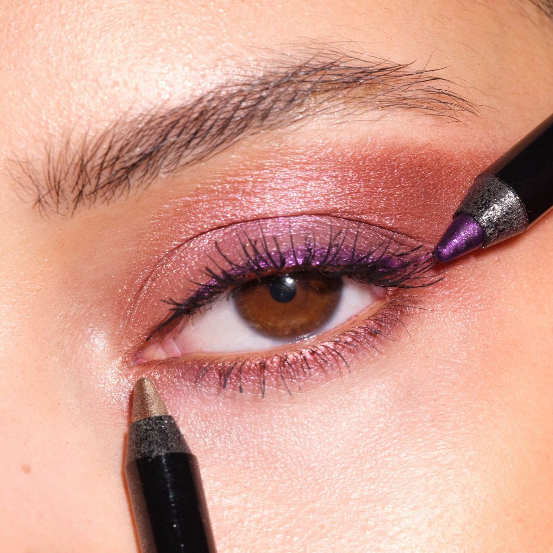 Close-up auf ein mit Lidschatten geschminktes Auge, Highlights mit Metallic Eye Liner Long-Lasting